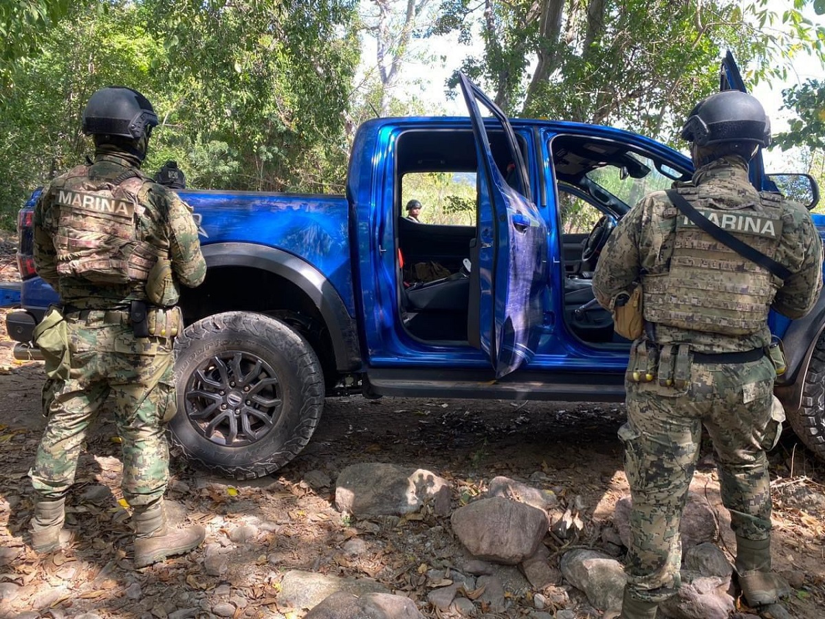 Aseguran dos vehículos con armamento en Potrerillos, Elota