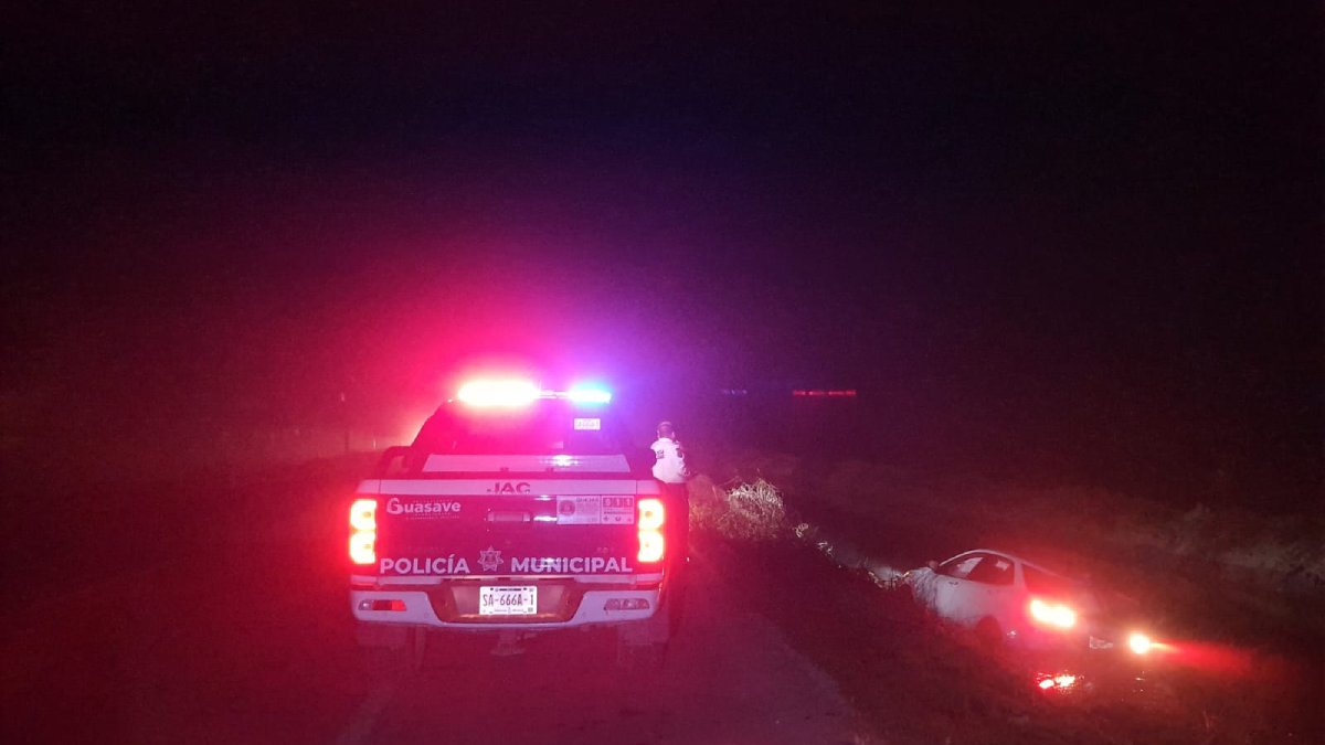 Camioneta cae a canal de riego por la carretera a Las Glorias, en Guasave; solo hubo daños materiales