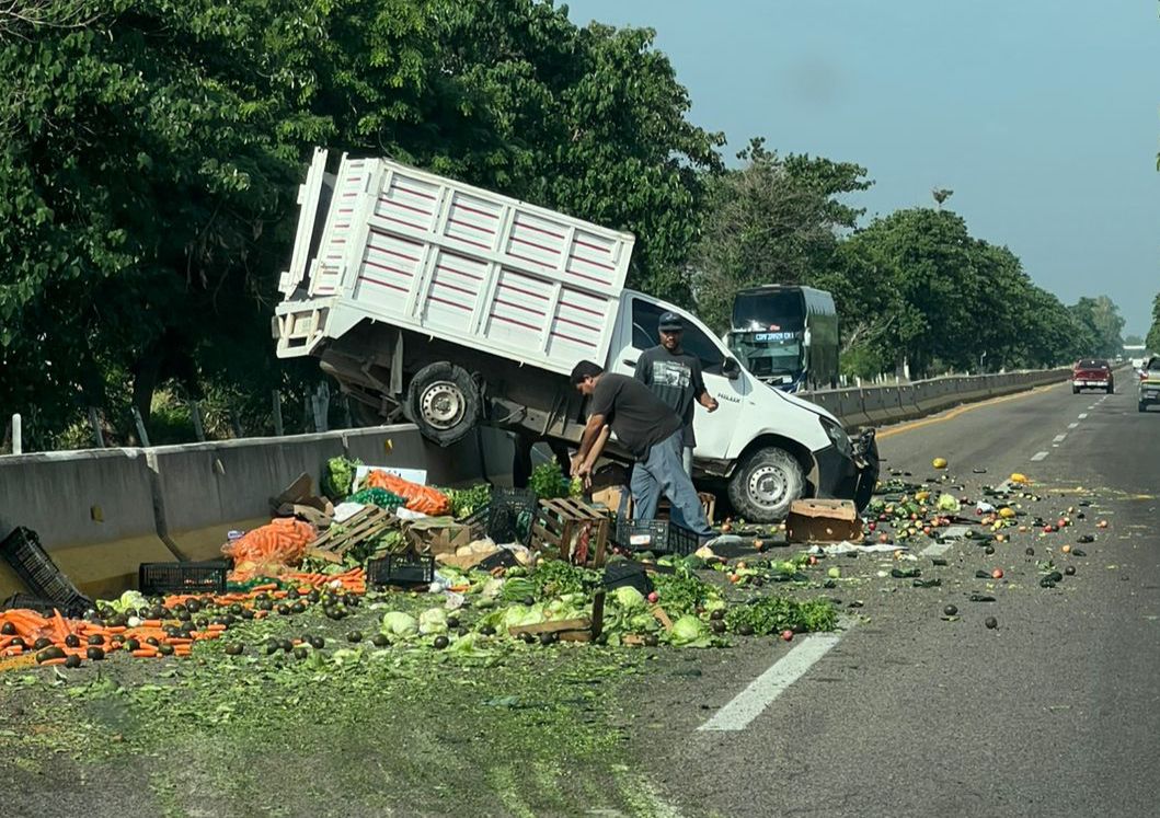 ¡La verdura! Conductor pierde control del volante y choca contra muro de contención en La Costerita