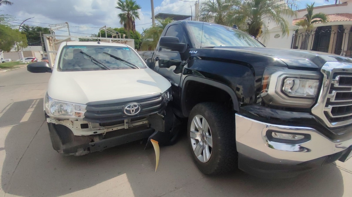 Sujeto desconocido se roba y choca camioneta de empresa gasera en Los Mochis