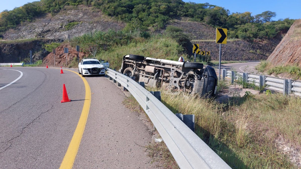 Camioneta se sale del camino debido al exceso de velocidad en el Libramiento Mazatlán