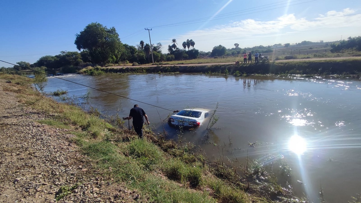 Conductor de un Toyota pierde el control del volante y termina dentro del canal Sevelbampo, en Ahome