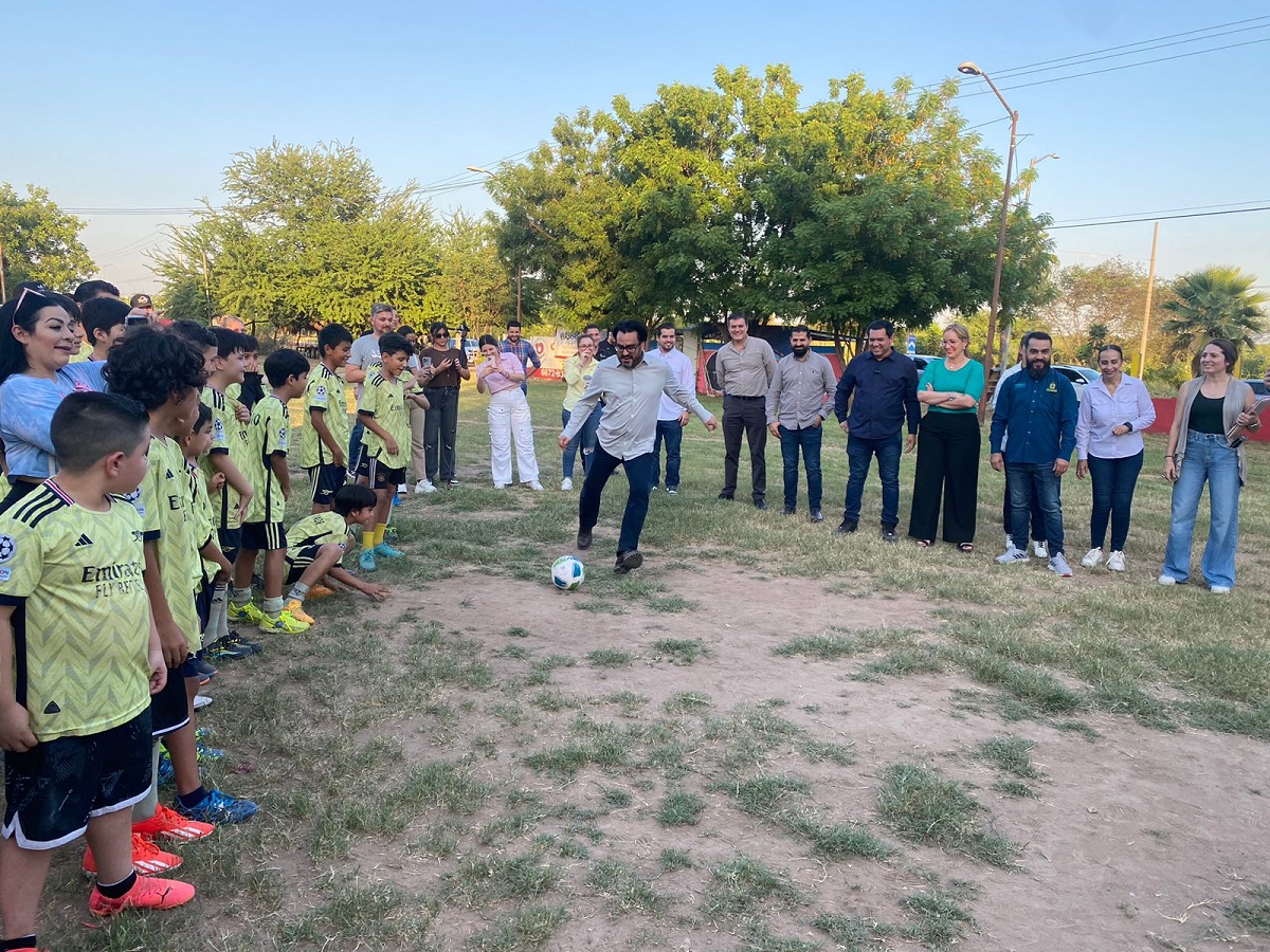 Anuncia alcalde construcción de cancha de pasto sintético en el sector Los Ángeles, en Culiacán