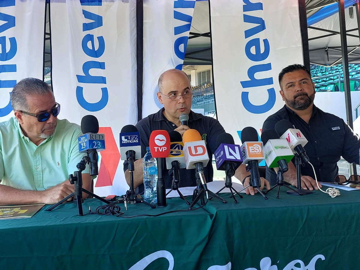 Germán Lizárraga y su banda, los padrinos del club Cañeros en la inauguración de la LMP
