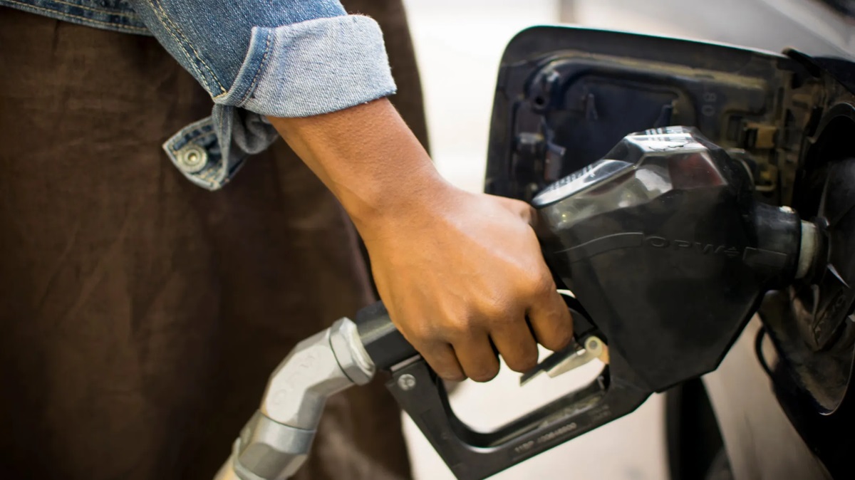 Antes de ir a la gasolinera, revisa los precios promedio de la gasolina verde, roja y diésel