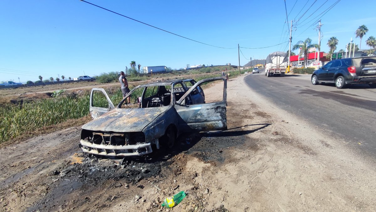Se incendia vehículo de elemento del Ejército Nacional a la salida de Los Mochis
