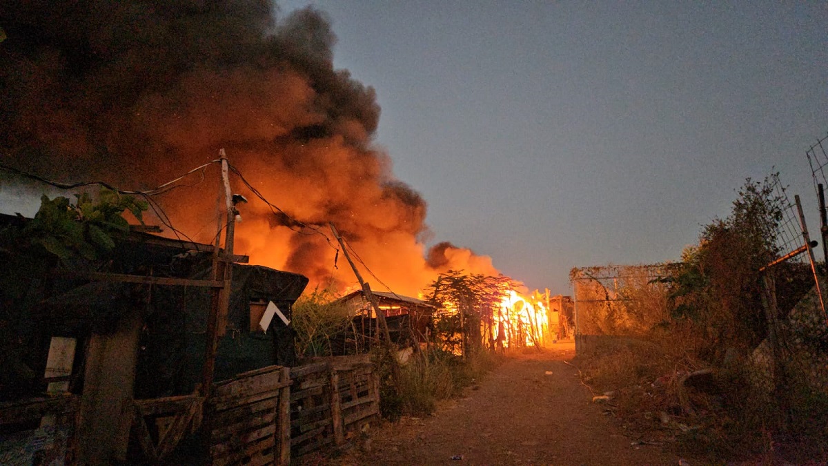 Se registra fuerte incendio en viviendas de invasión en la colonia El ...