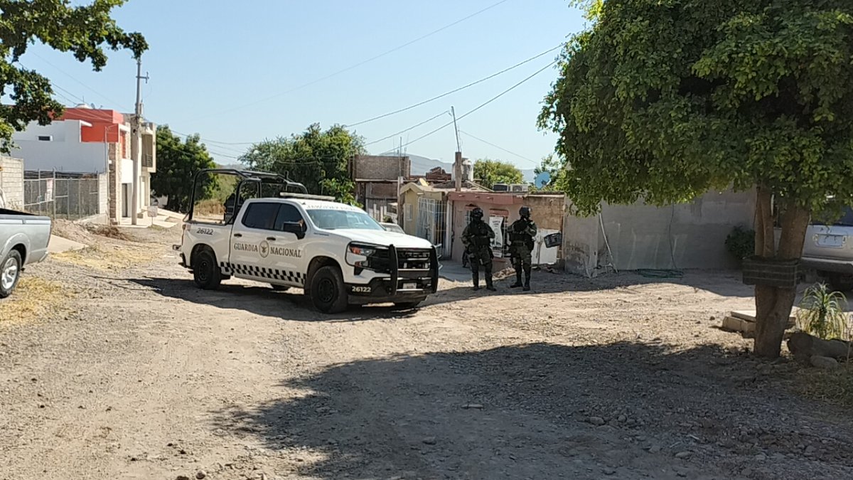 Militares y Guardia Nacional catean vivienda en una colonia de Guamúchil