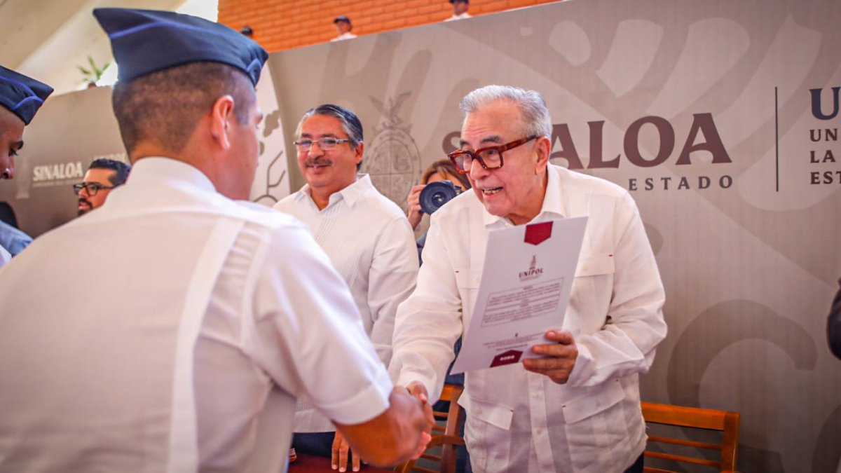 Encabeza gobernador Rocha Moya graduación de 221 cadetes de la Unipol