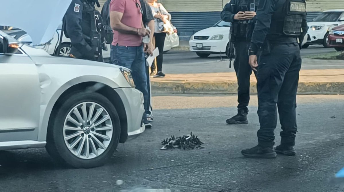 Choca contra camioneta tipo suv en Culiacán y le arrojan ‘ponchallantas’