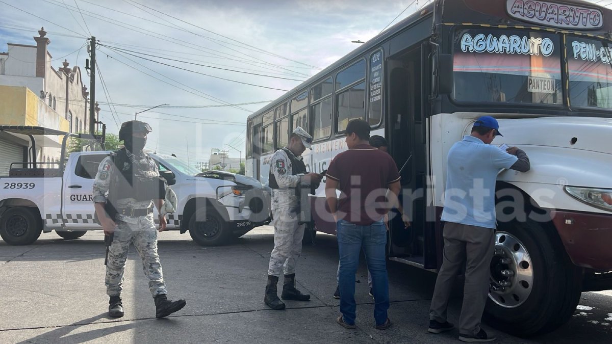 Choca patrulla de la Guardia Nacional y un camión urbano en la Jorge Almada en Culiacán