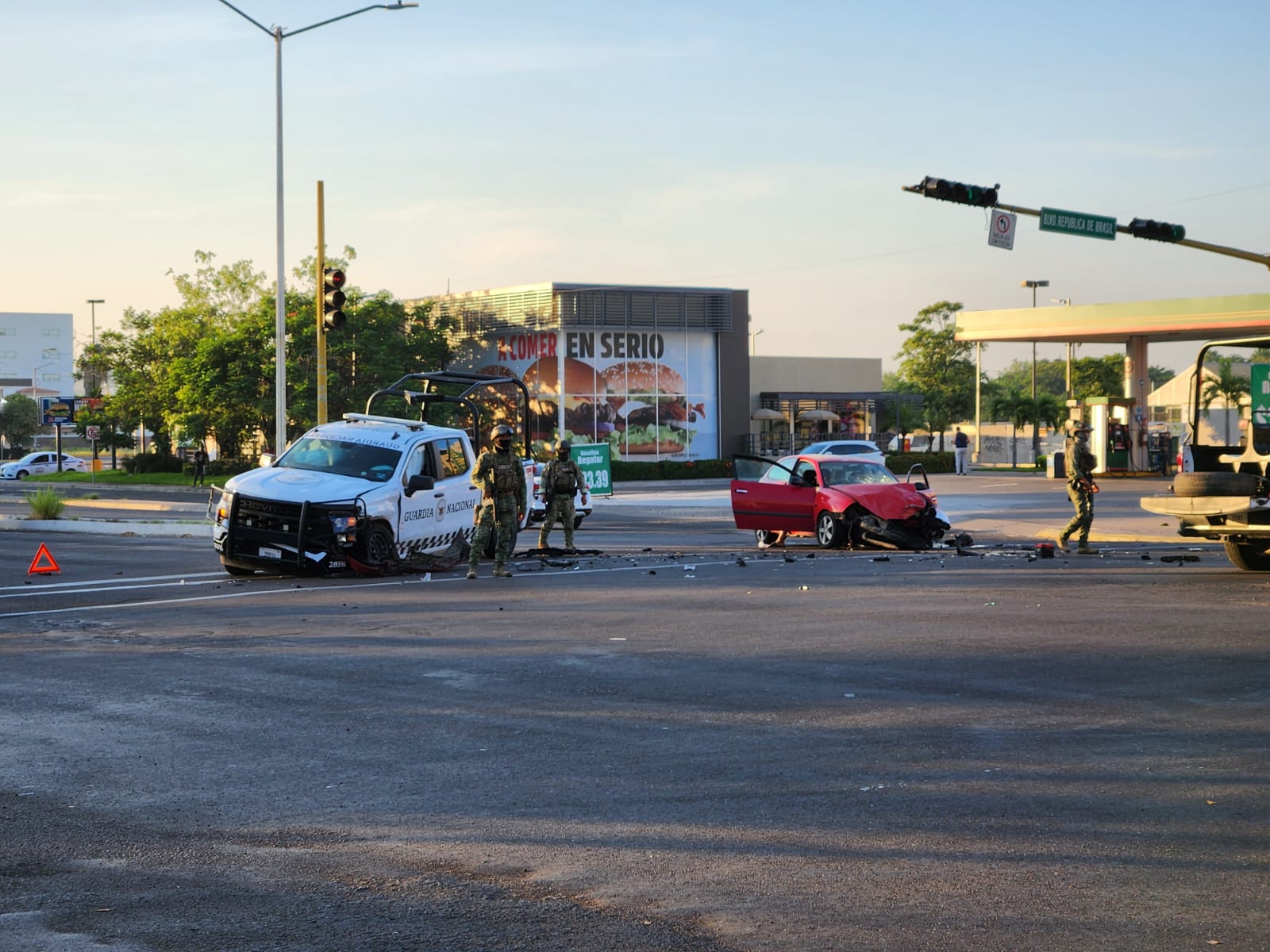 Chocan patrulla de la GN y automóvil en el sector Humaya de Culiacán