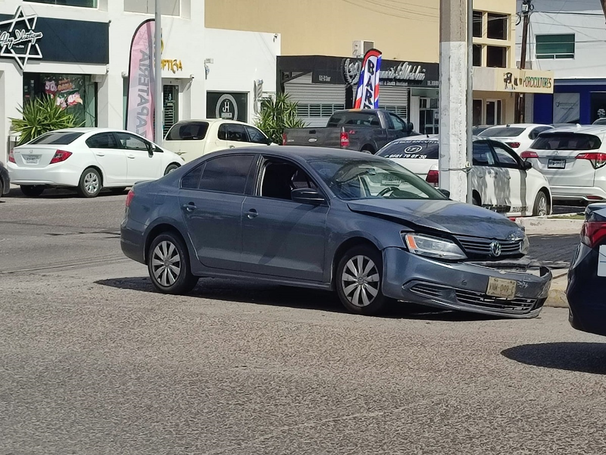 Estudiantes protagonizan choque en la ciudad de Los Mochis; presuntamente uno de ellos no hizo el alto