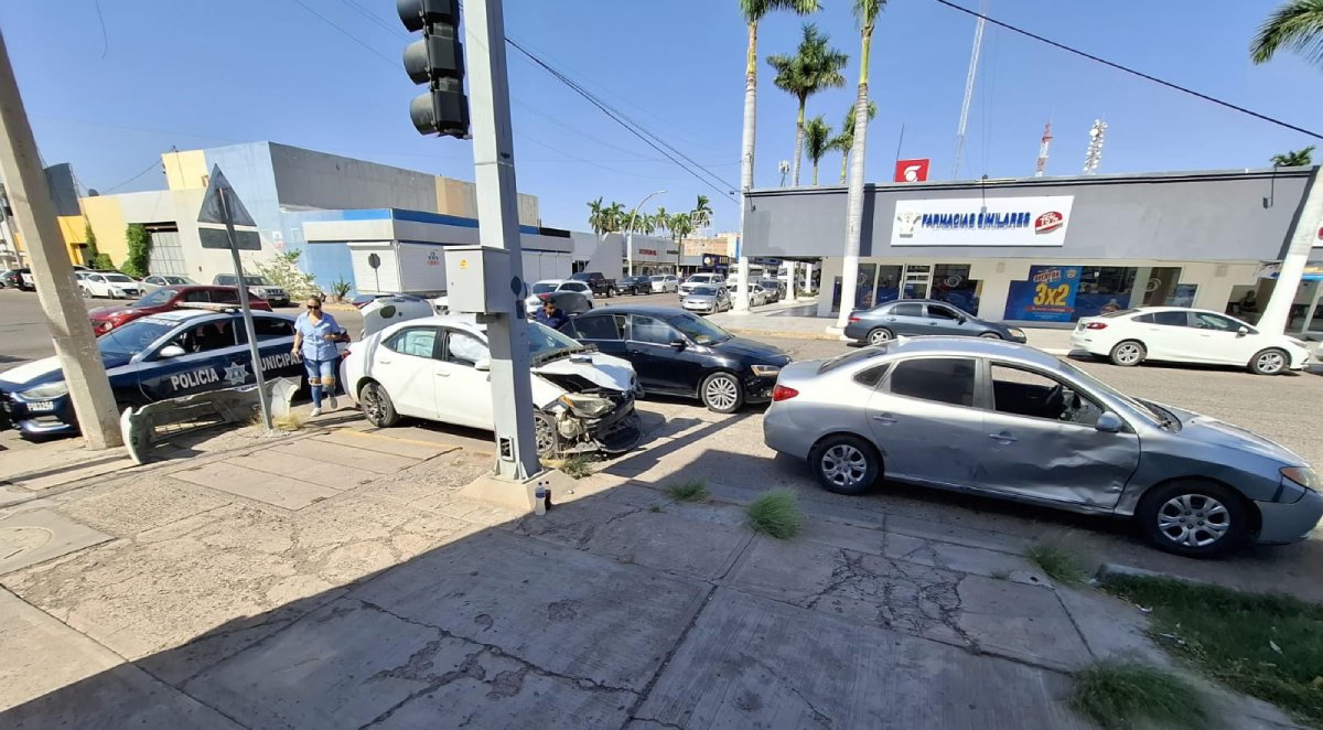 Se registra choque entre dos automovilistas en el sector centro de Los Mochis