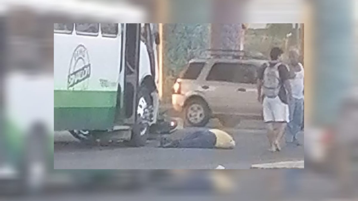 Choque entre camión urbano y motociclista deja una persona lesionada en Mazatlán