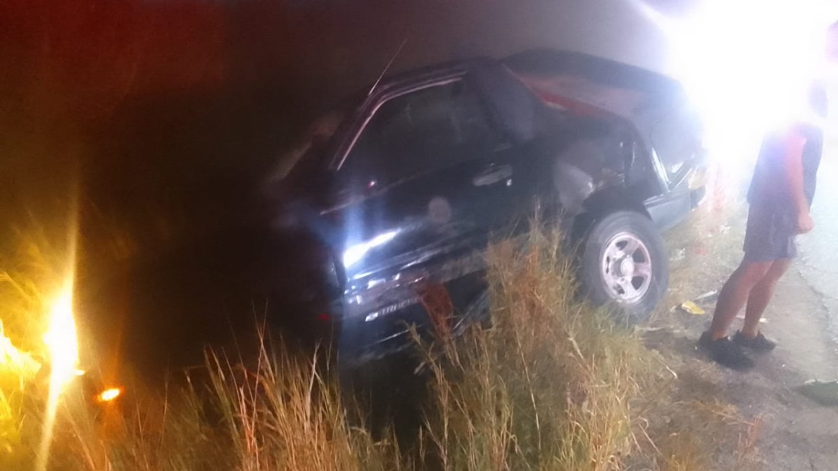 Choque y salida de camino sobre la México 15, en Guasave deja daños materiales