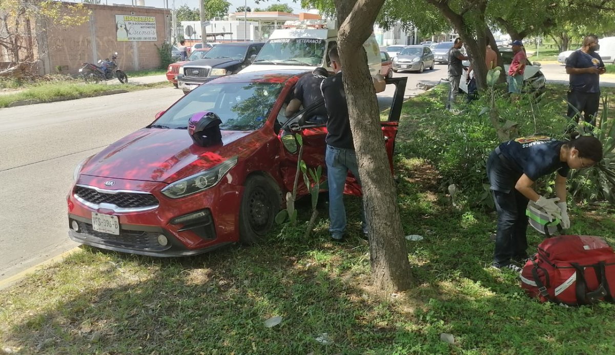 Se registra choque de dos vehículos en glorieta, en el camellón central en Mazatlán