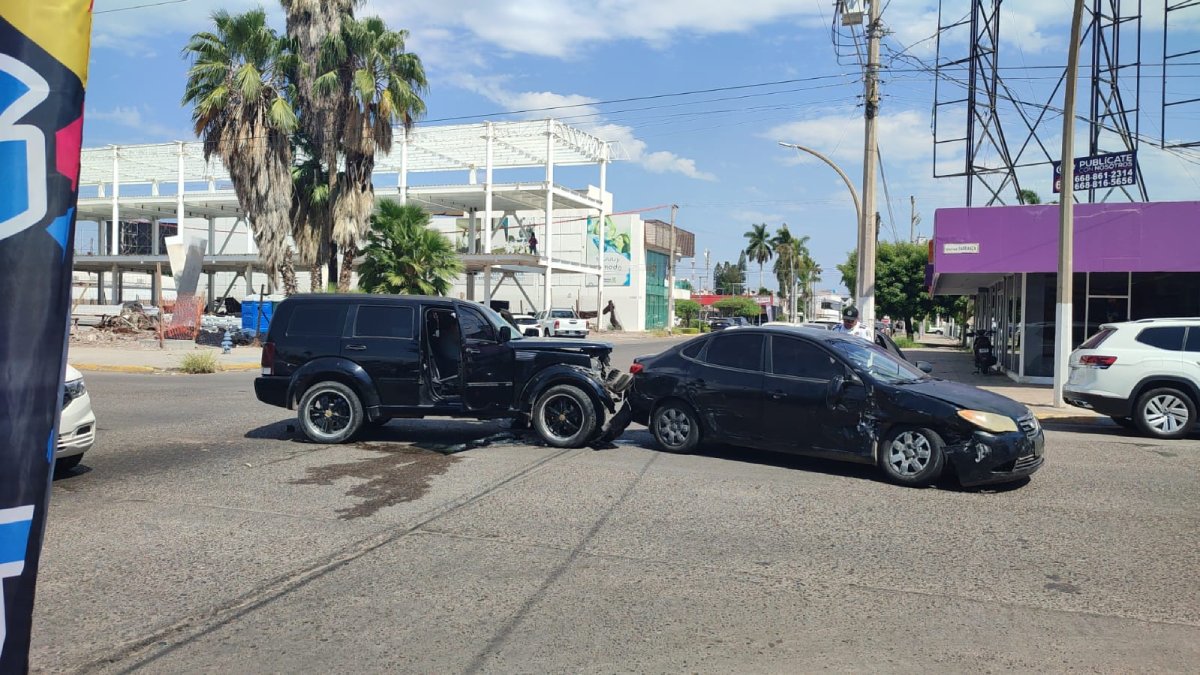 Se impactan dos vehículos en avenidas céntricas de Los Mochis; una mujer resulta lesionada