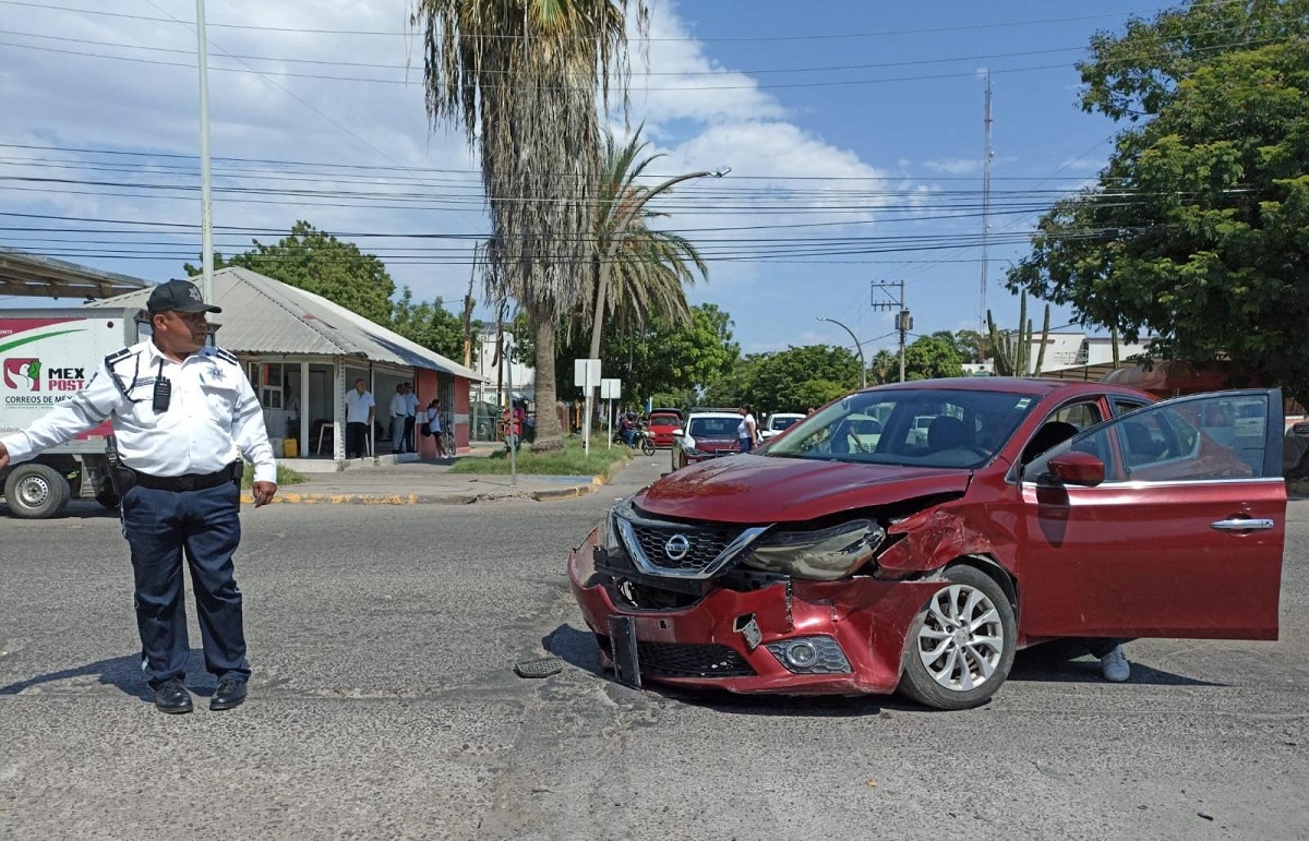 Mujeres resultan lesionadas tras choque en cruce vial de Los Mochis; el impacto deja daños materiales