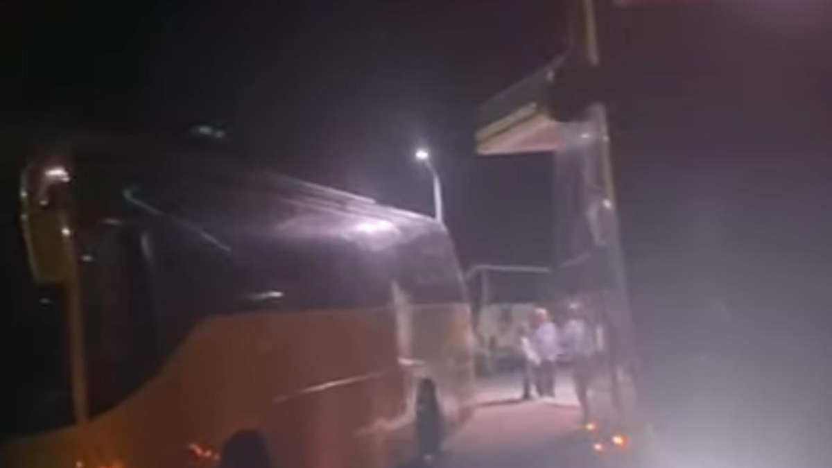Traileros y autobuses con pasajeros tienen más de 2 horas varados en la autopista Benito Juárez por bloqueo