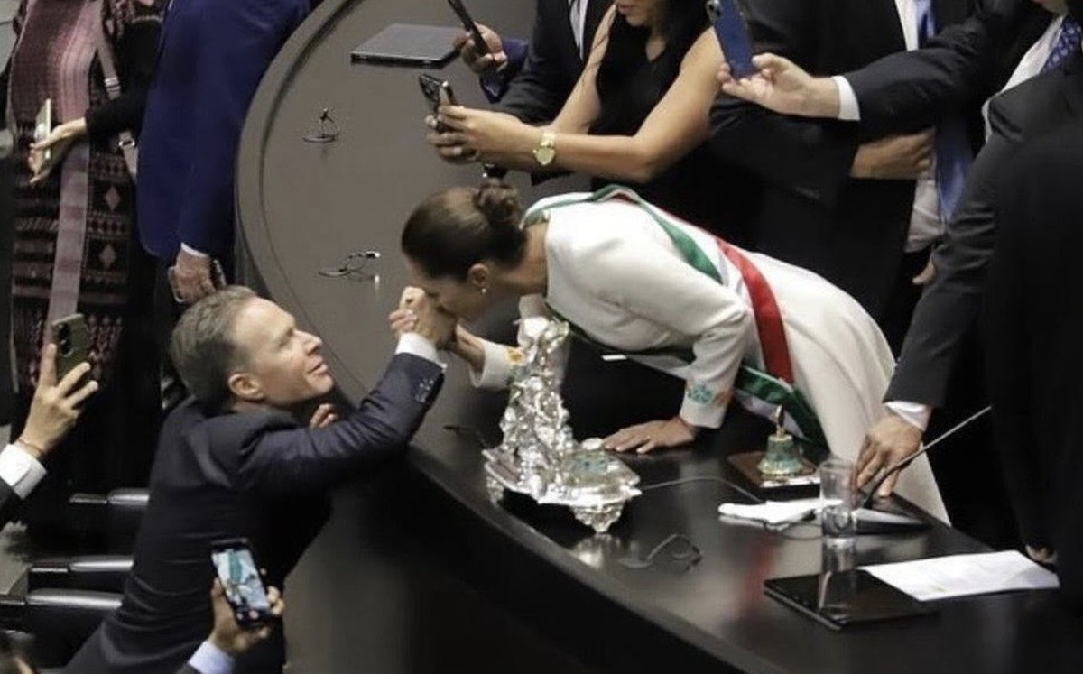Tras polémica, Claudia Sheinbaum explica por qué besó la mano de Manuel Velasco