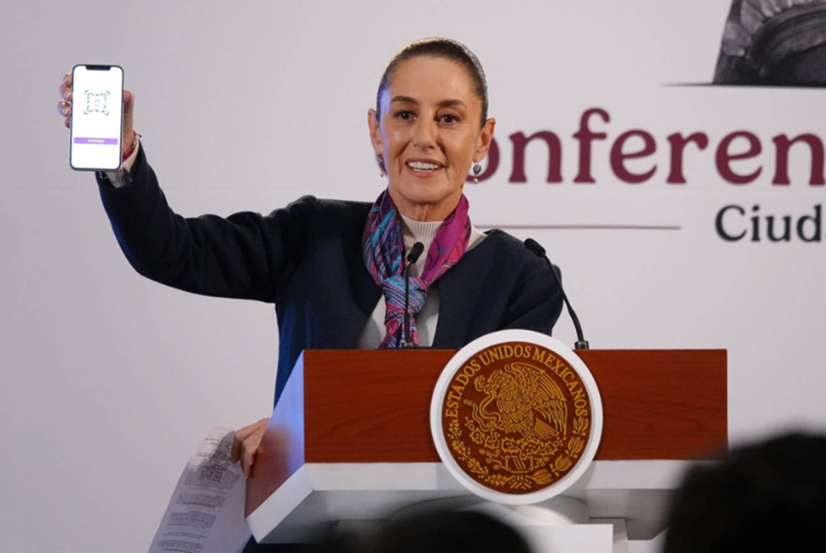 Ante notario, Sheinbaum certifica que recibió notificación de jueza Nancy Juárez, con un QR inservible (video)