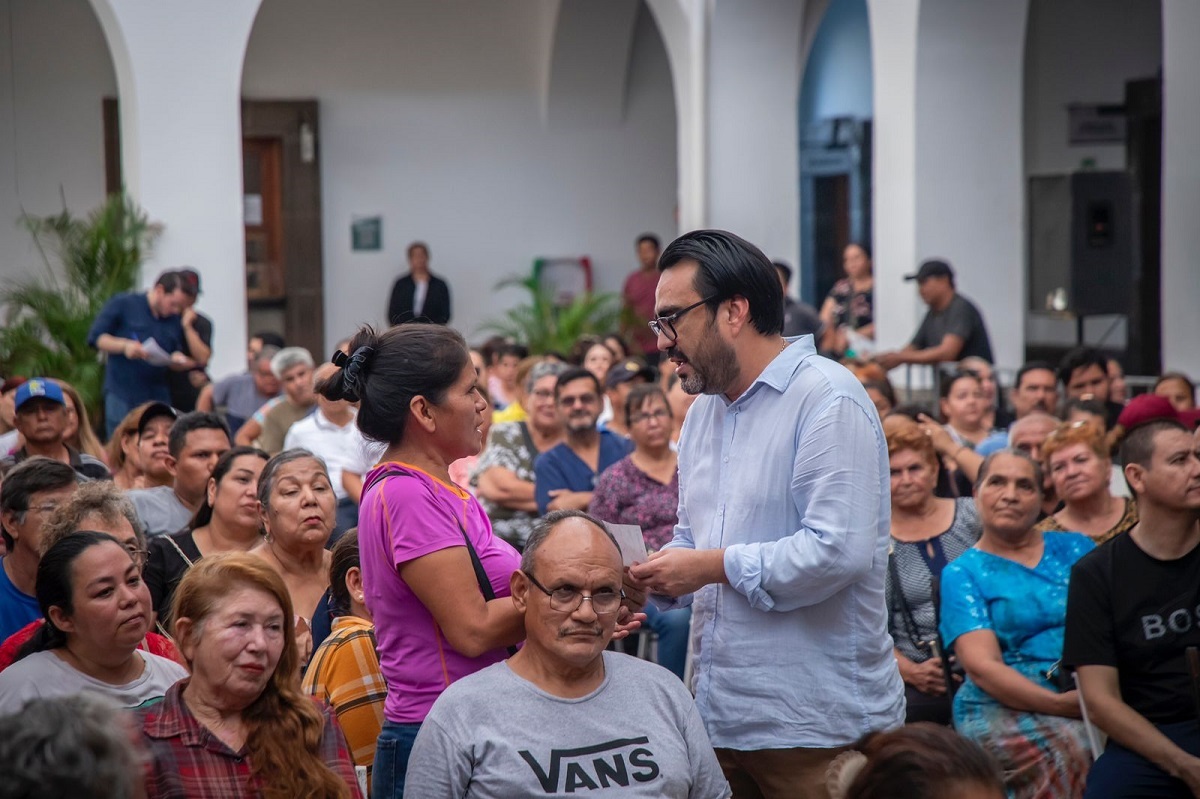 Juan de Dios Gámez entrega 236 cheques más a comerciantes afectados por violencia