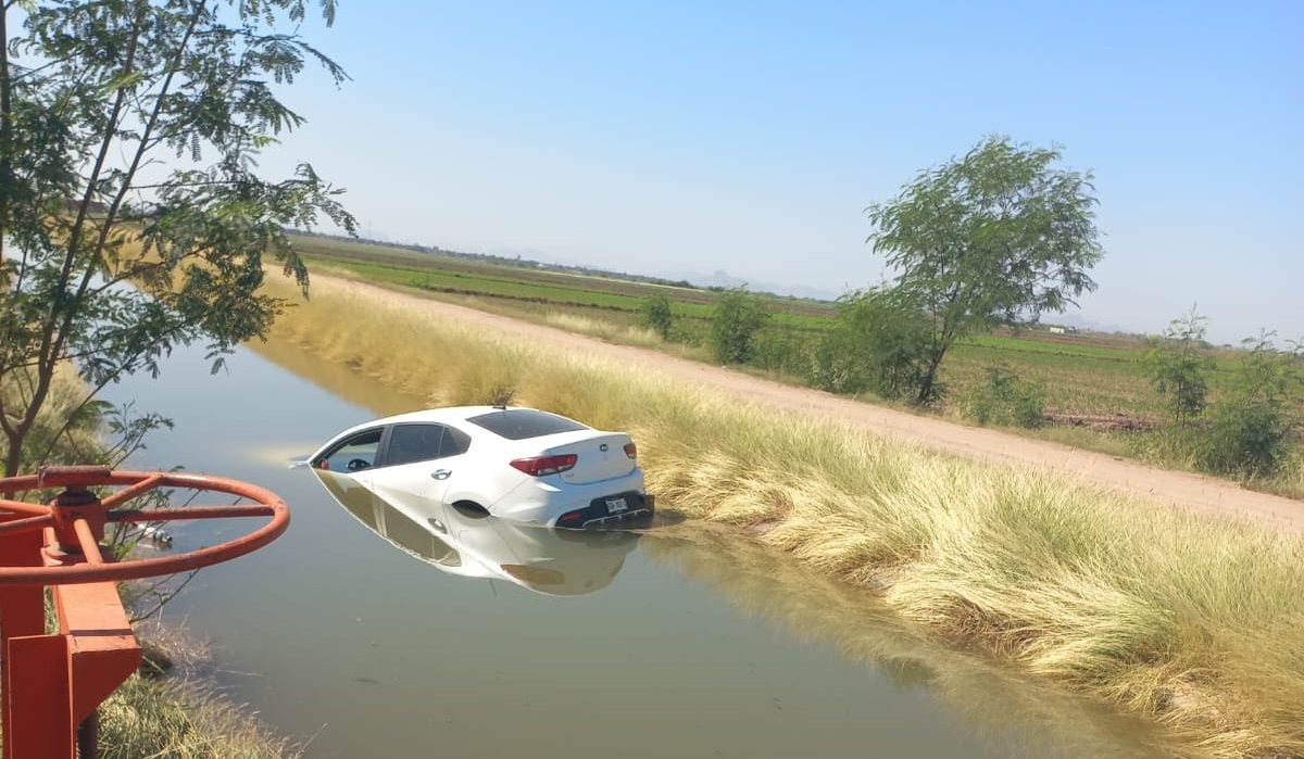 Conductor pierde el control del volante y cae a canal en El Huitussito, Guasave
