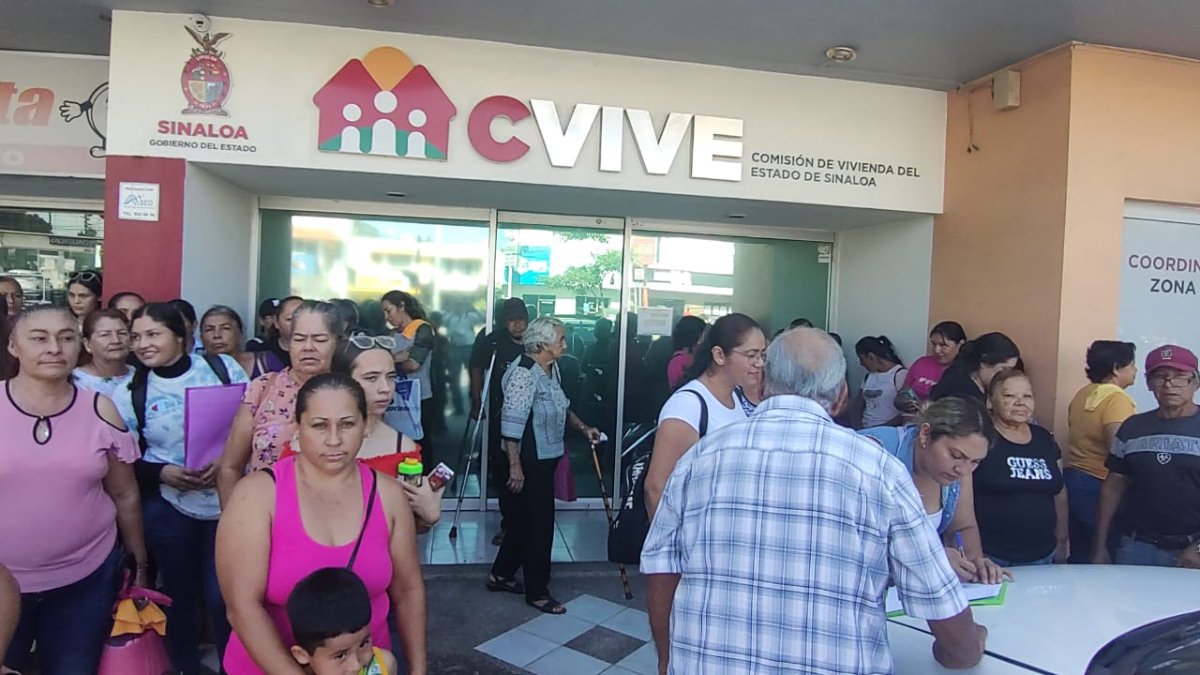 Reciben desplazados sus escrituras de parte del CVIVE en Mazatlán