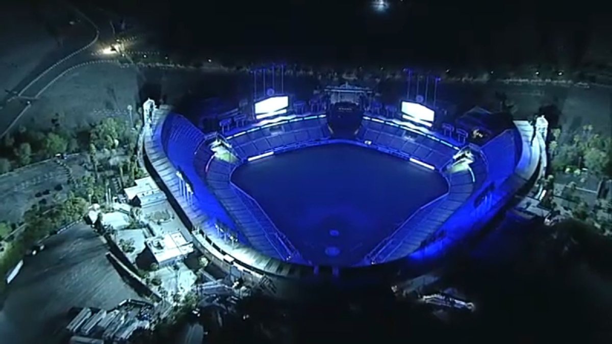El Dodger Stadium se pinta de azul en memoria de Fernando Valenzuela