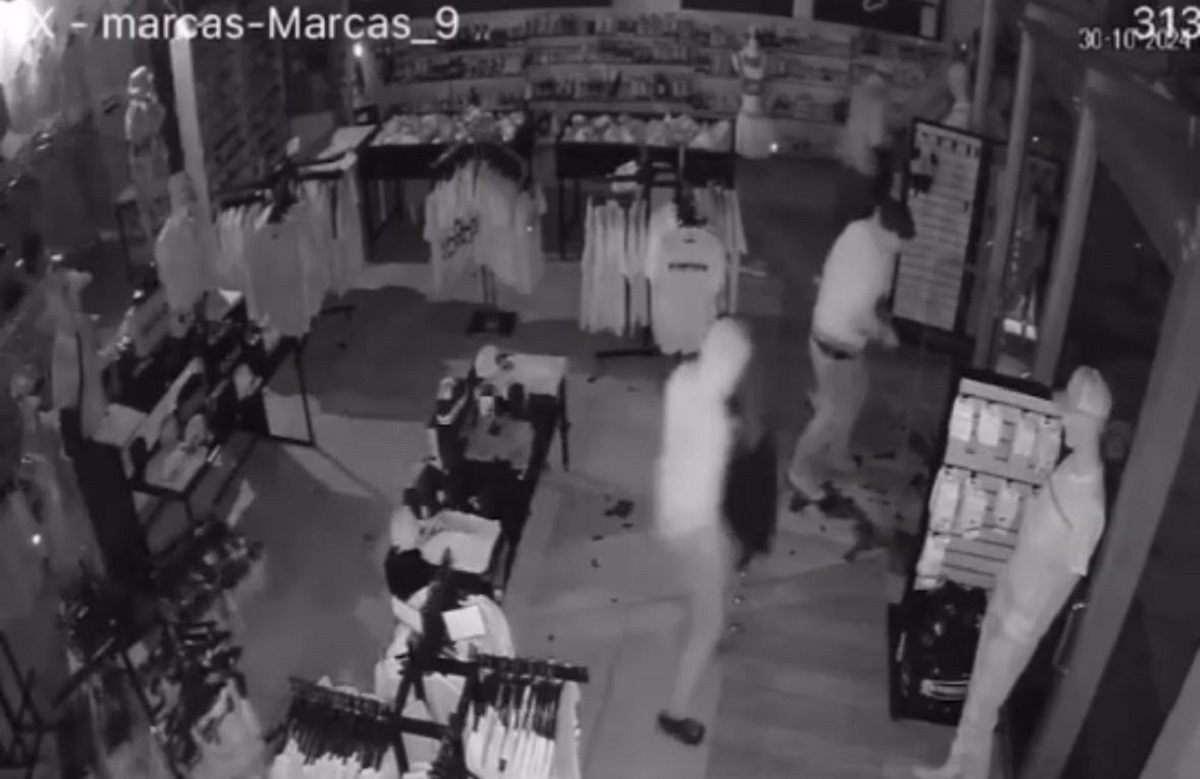 (VIDEO) Delincuentes saquean tienda de ropa de marca, en Culiacán
