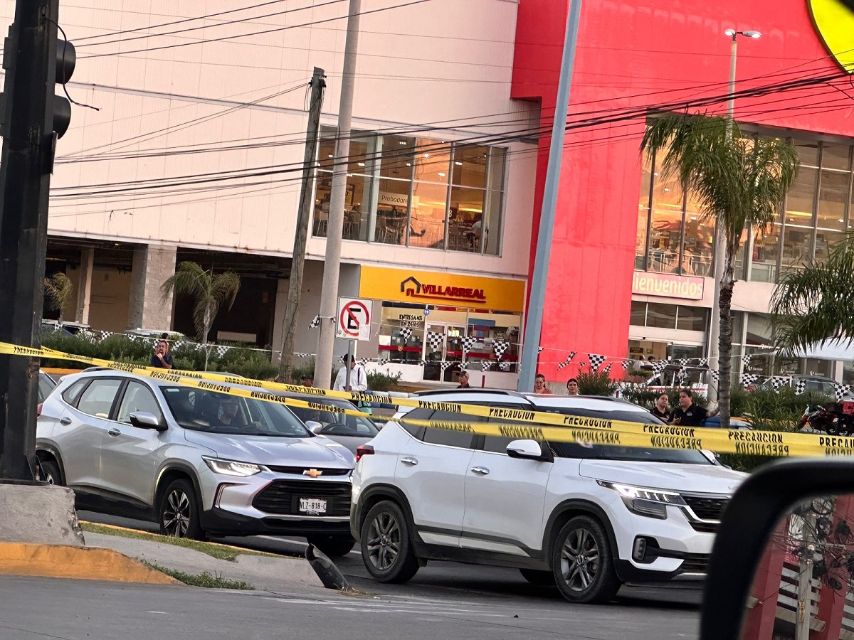 ¡Siguen ahí! Desplazados mantienen bloqueo en la avenida Rafael Buelna, en Mazatlán