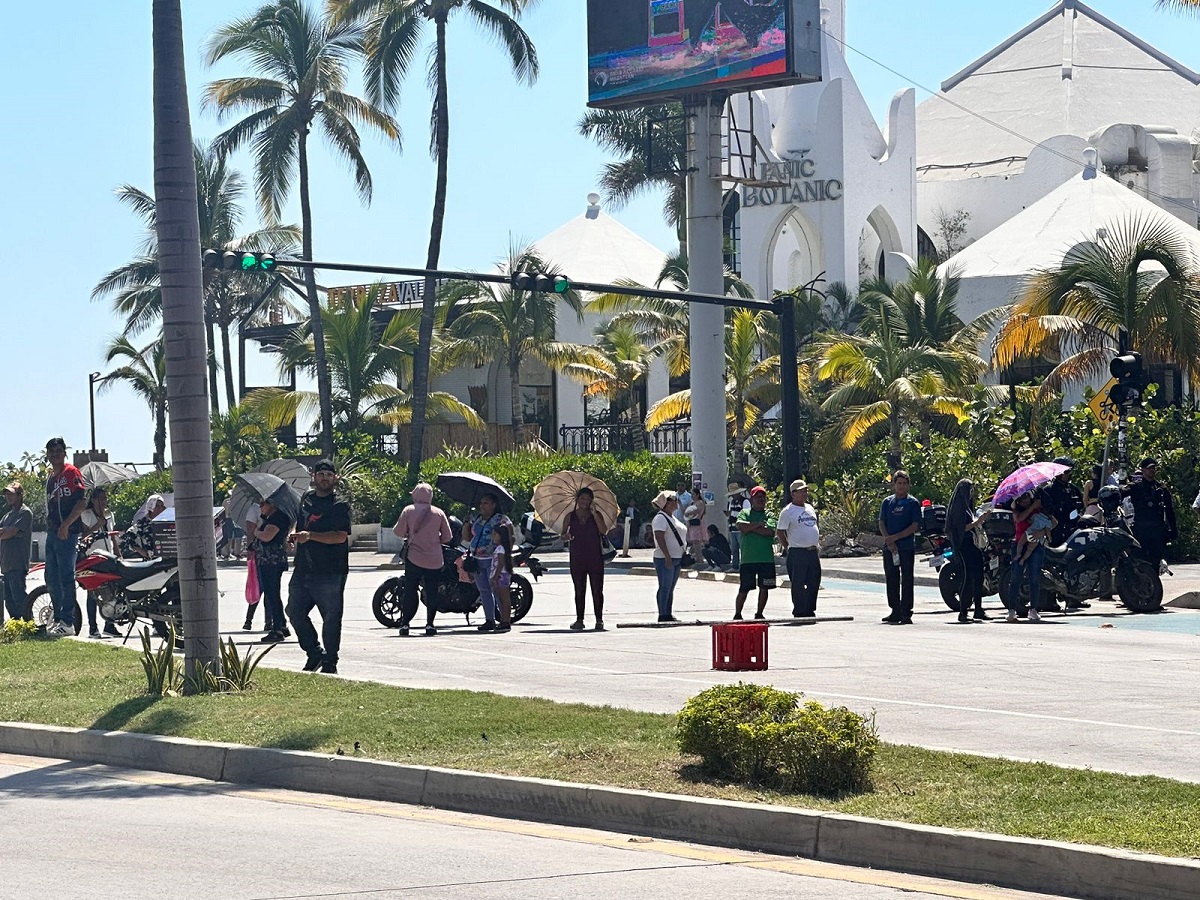 Por 5 horas, toman desplazados la zona turística de Mazatlán, urgen atención de las autoridades