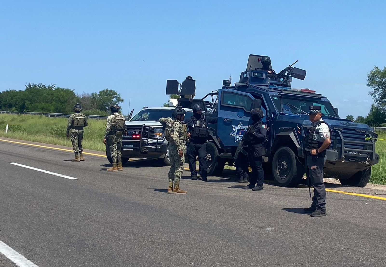 Sujetos con armas largas despojan camioneta 2024 en Villas del Río en Culiacán
