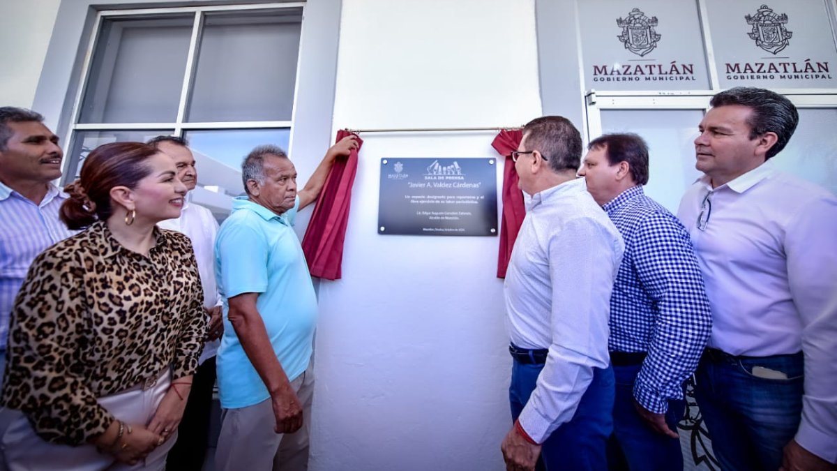Develan en Palacio Municipal de Mazatlán placa en honor a “Javier Valdez Cárdenas”