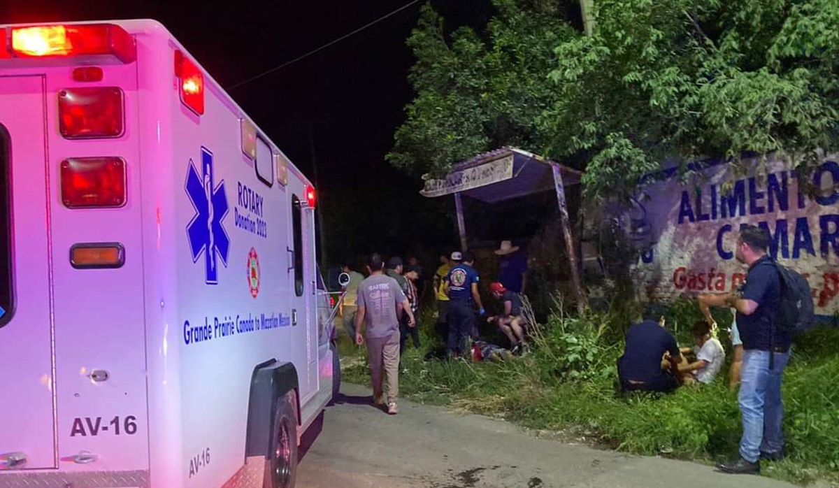Choque entre motocicleta y automóvil deja dos jóvenes lesionados en Villa Unión, Mazatlán