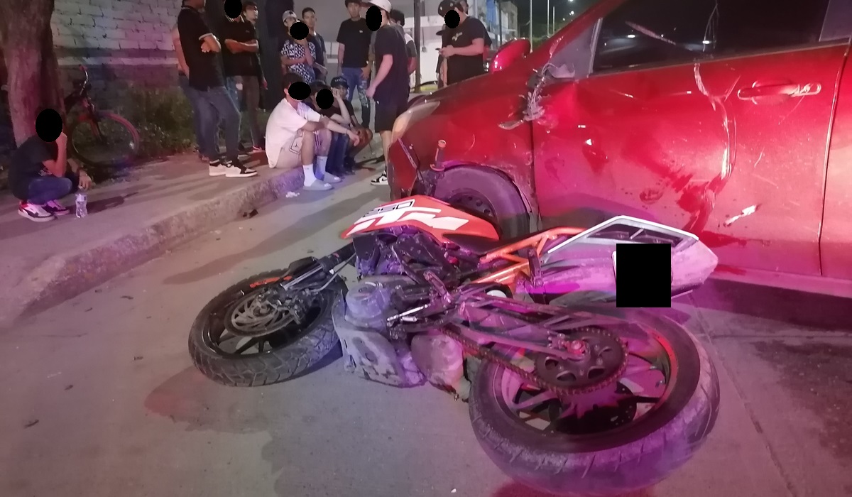 Dos motociclistas lesionados tras impactar contra automóvil en Mazatlán