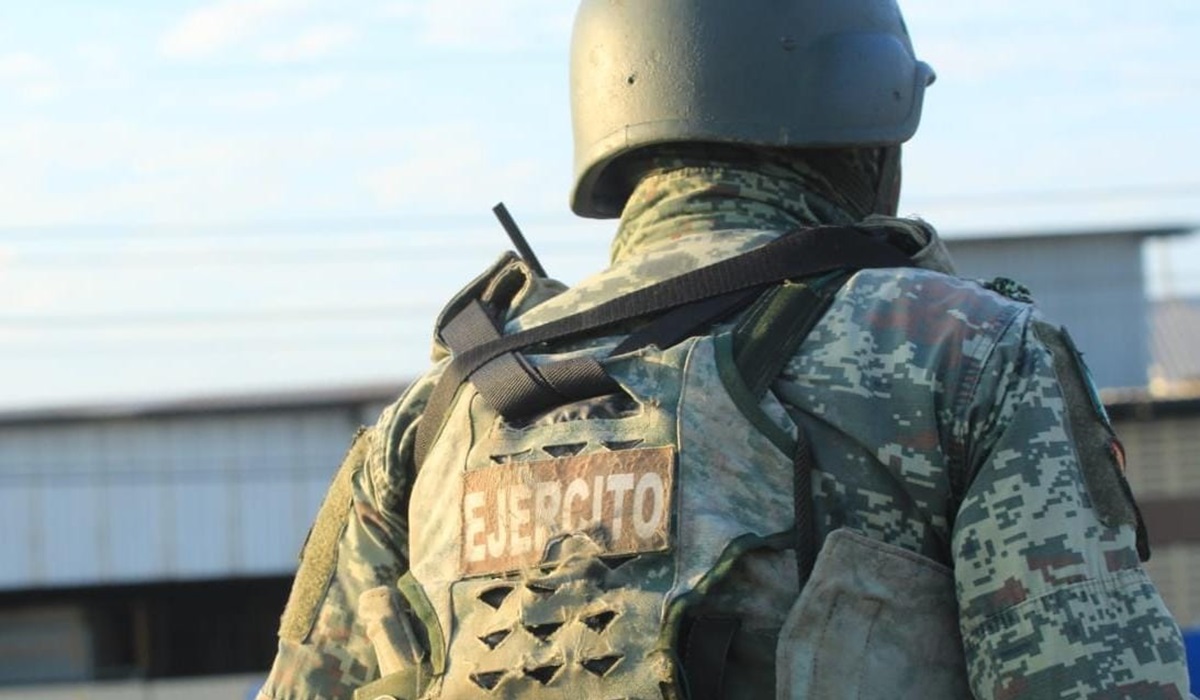 ¡Tiradas en la arena! Hallan armas y droga en la playa Punta de Paredón, en Culiacán