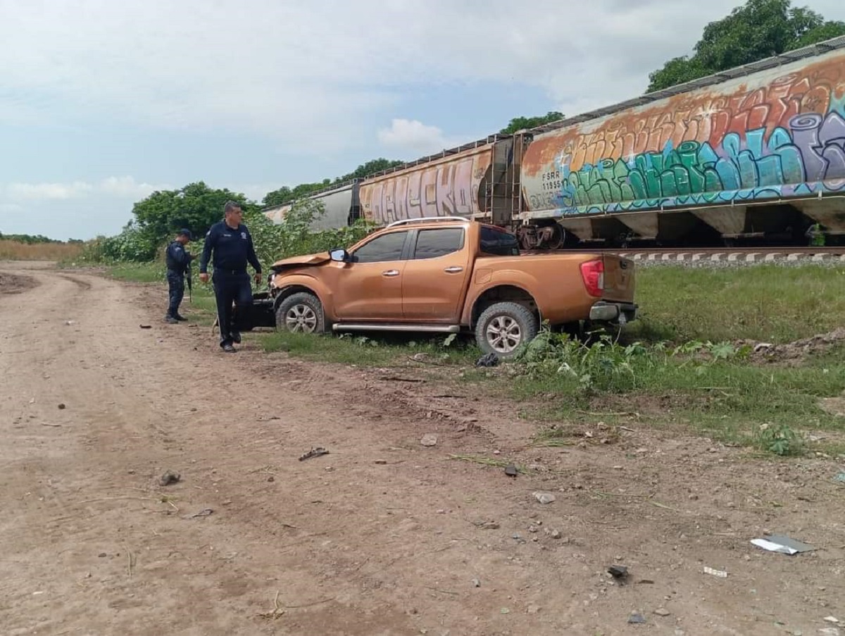 Un hombre sin vida y mujer lesionada tras ser embestidos por el tren en Escuinapa