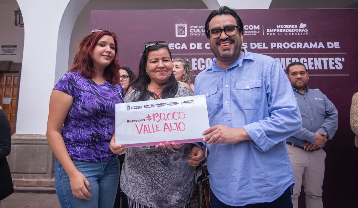 Juan de Dios Gámez Mendívil entrega apoyos a mujeres emprendedoras