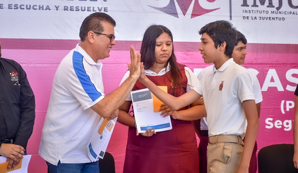Entregan becas Proase a mil 700 estudiantes de secundaria en Mazatlán