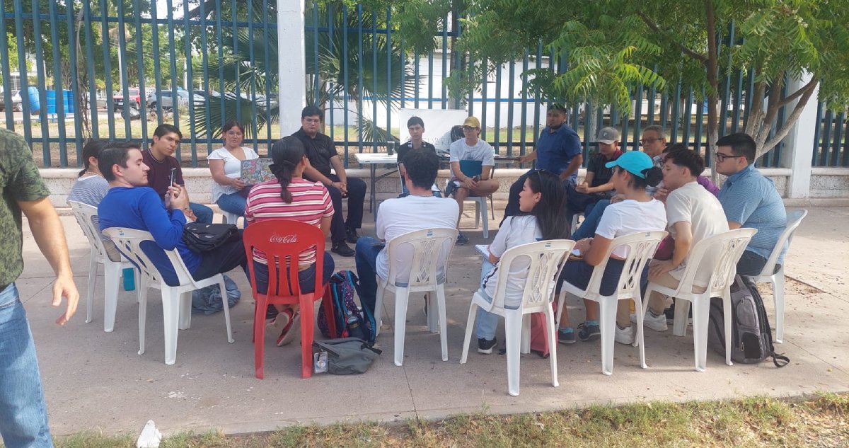 Ataques, represalias y calumnias reciben estudiantes que toman clases en la banqueta de la UAS