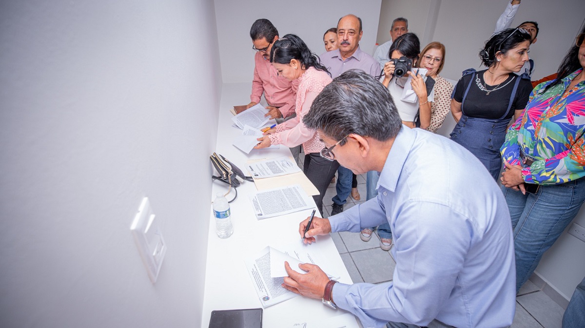 Formalizan la entrega-recepción de bienes donados por Guasave a Juan José Ríos