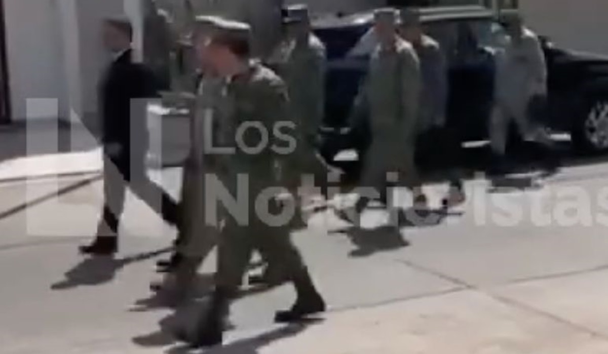 Omar García Harfuch, secretario de Seguridad en México y el General Ricardo Trevilla, secretario de la Sedena, caminan por calles de Culiacán