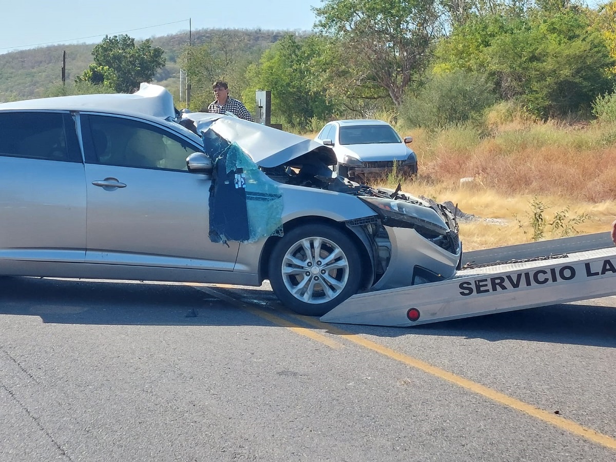 Choque sobre la carretera Guamúchil-Mocorito deja a dos personas heridas