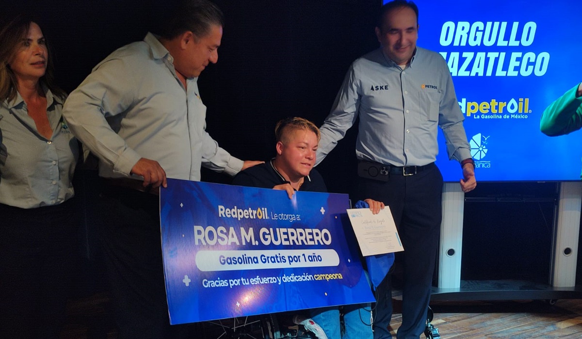 Premian a Rosa María Guerrero con un año de gasolina gratis por Grupo Petroil