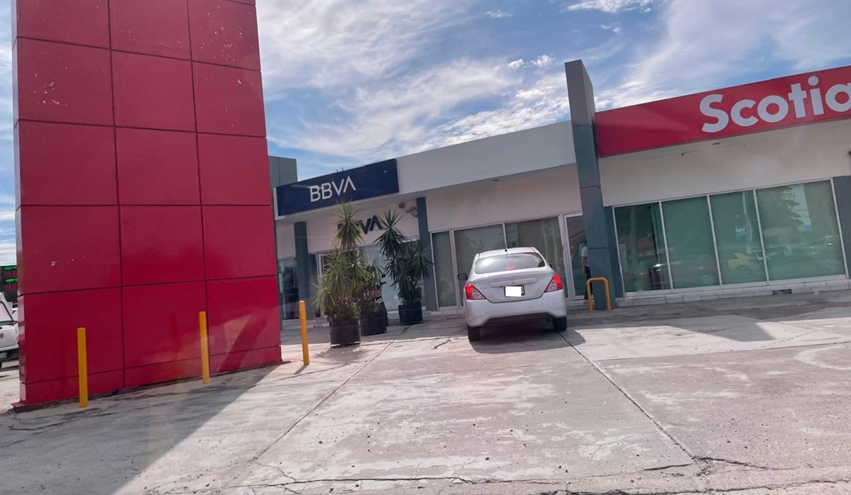 ¡Iba llegando al banco! Despojan a conductor de su Jetta 2023 frente al salón 53, en Culiacán
