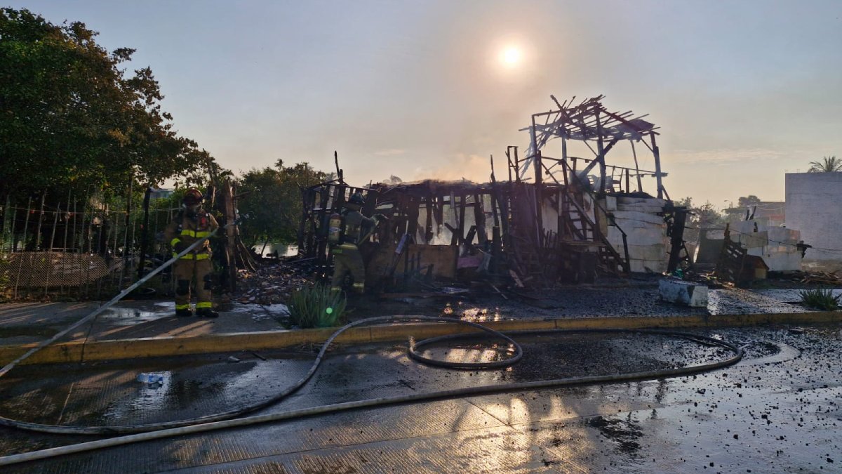 Incendio arrasa con casa de madera en Mazatlán