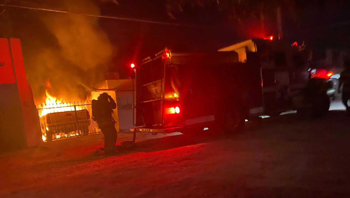 Se incendia camioneta en domicilio particular del ejido Morelos en Los Mochis