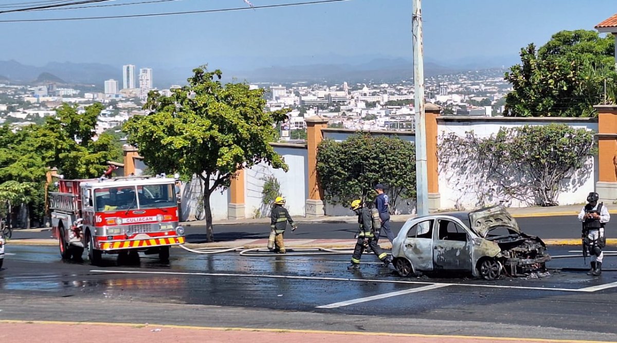 Se incendia vehículo compacto sobre la Obregón en Culiacán